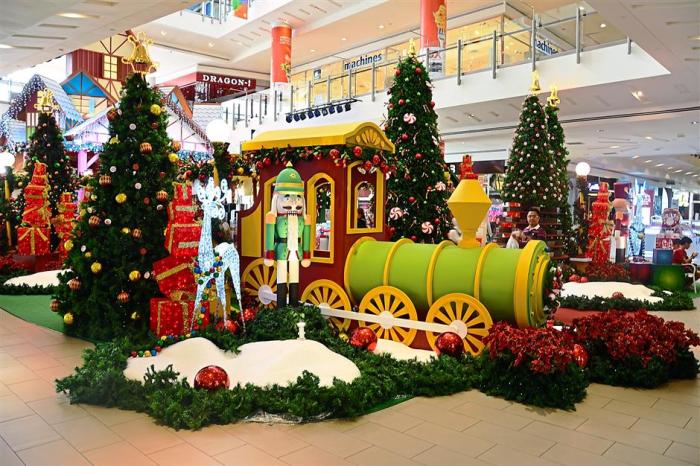 When do malls start decorating for christmas